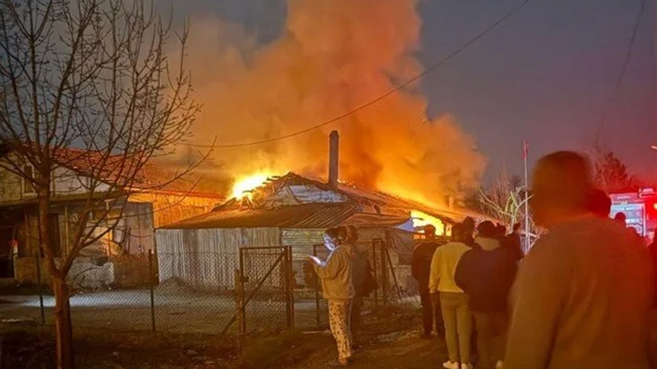 Komşularını öldüren baba ve oğlunun evinde yangın
