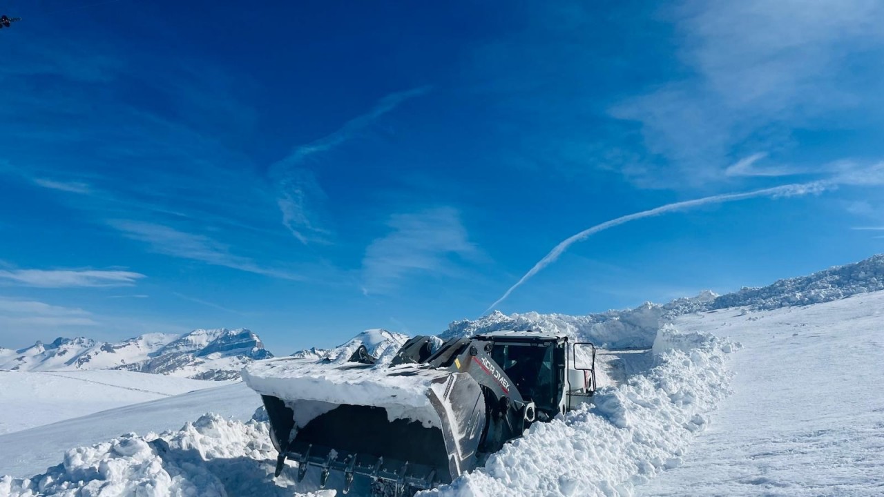 Yüksekova'da 3 metreyi bulan kar tünellerinde çalışma