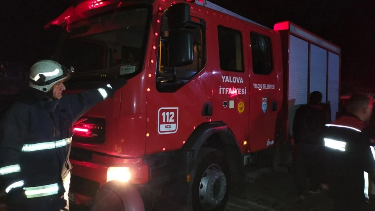 Yangın ihbarına giden itfaiyecilerin araçlarına taşlı saldırı