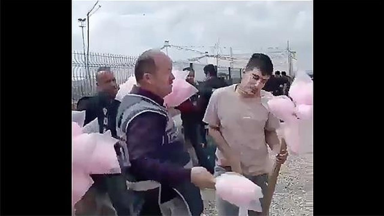 Bakan Yerlikaya, pamuk şekeri satan engelli gence yardım eden polisleri tebrik etti