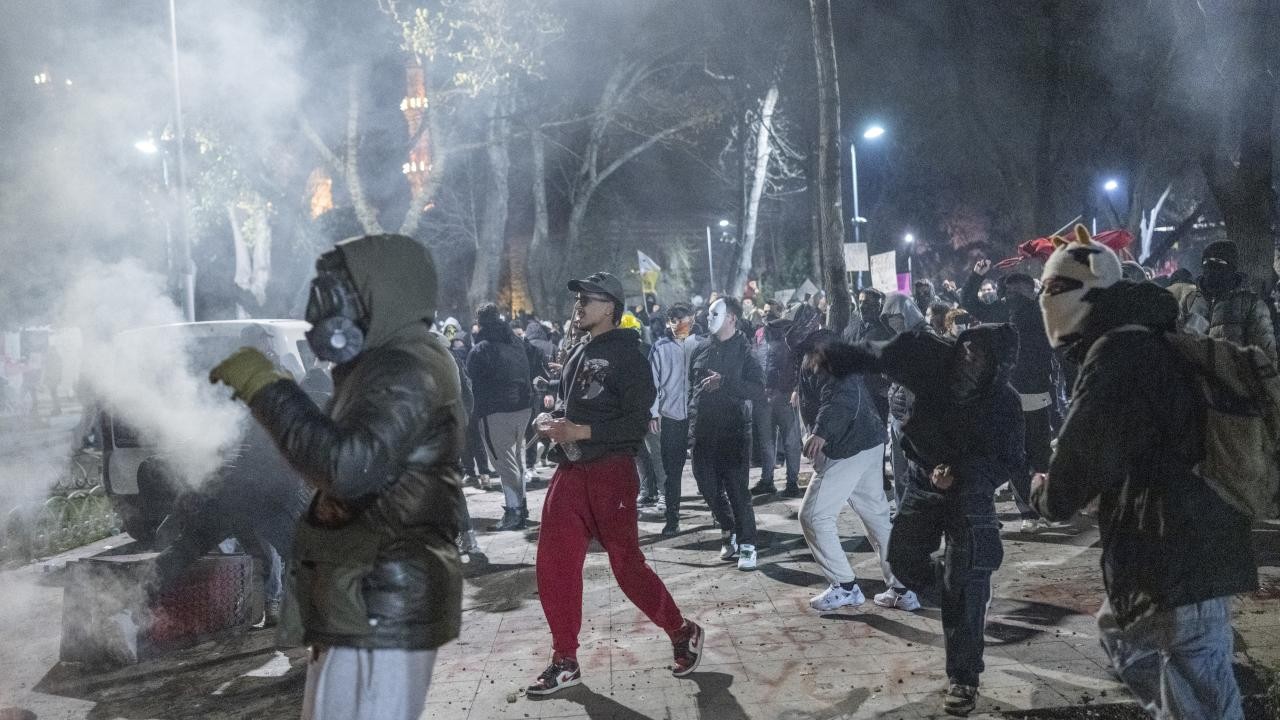 Yasa dışı gösterilerde gözaltına alınan 172 kişi tutuklandı