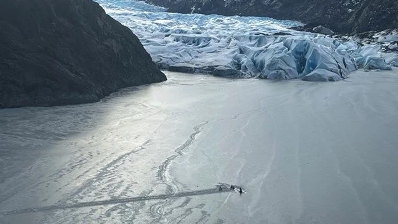 Kayıp uçağın kanadında 12 saatlik mucize