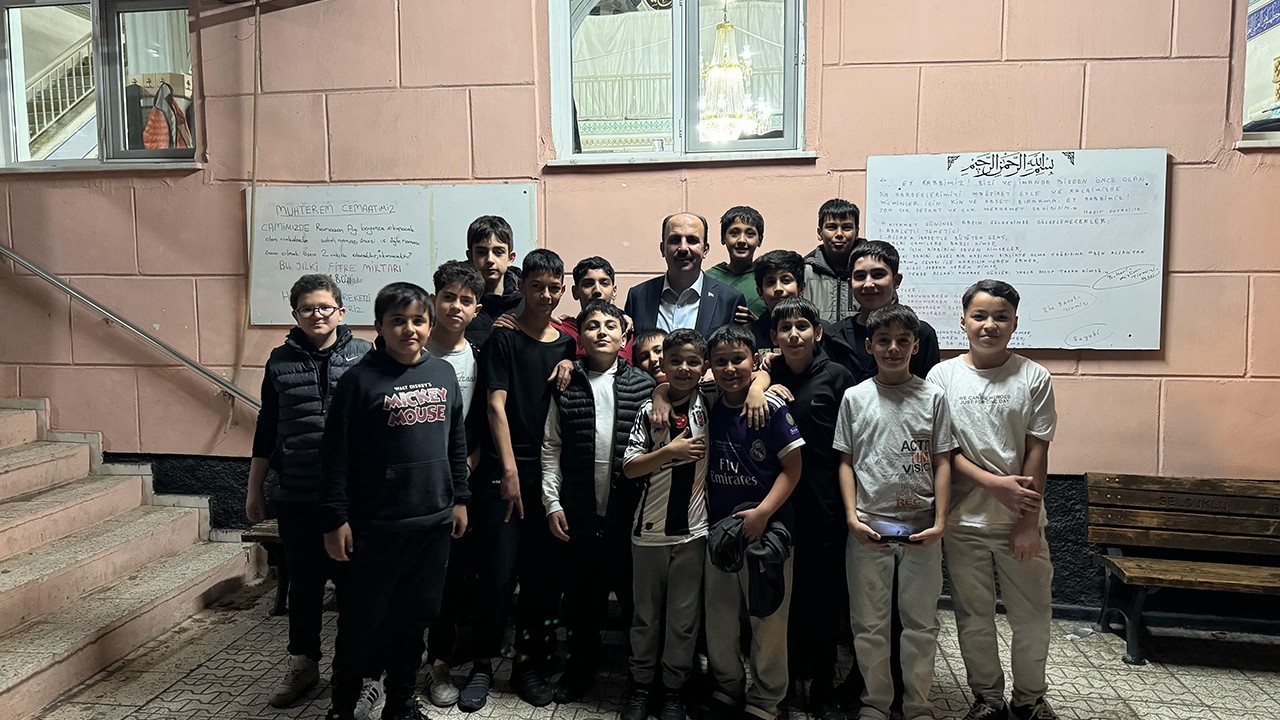 Başkan Altay teravih sonrası gençlerle sohbet etti, esnafların çay davetine katıldı