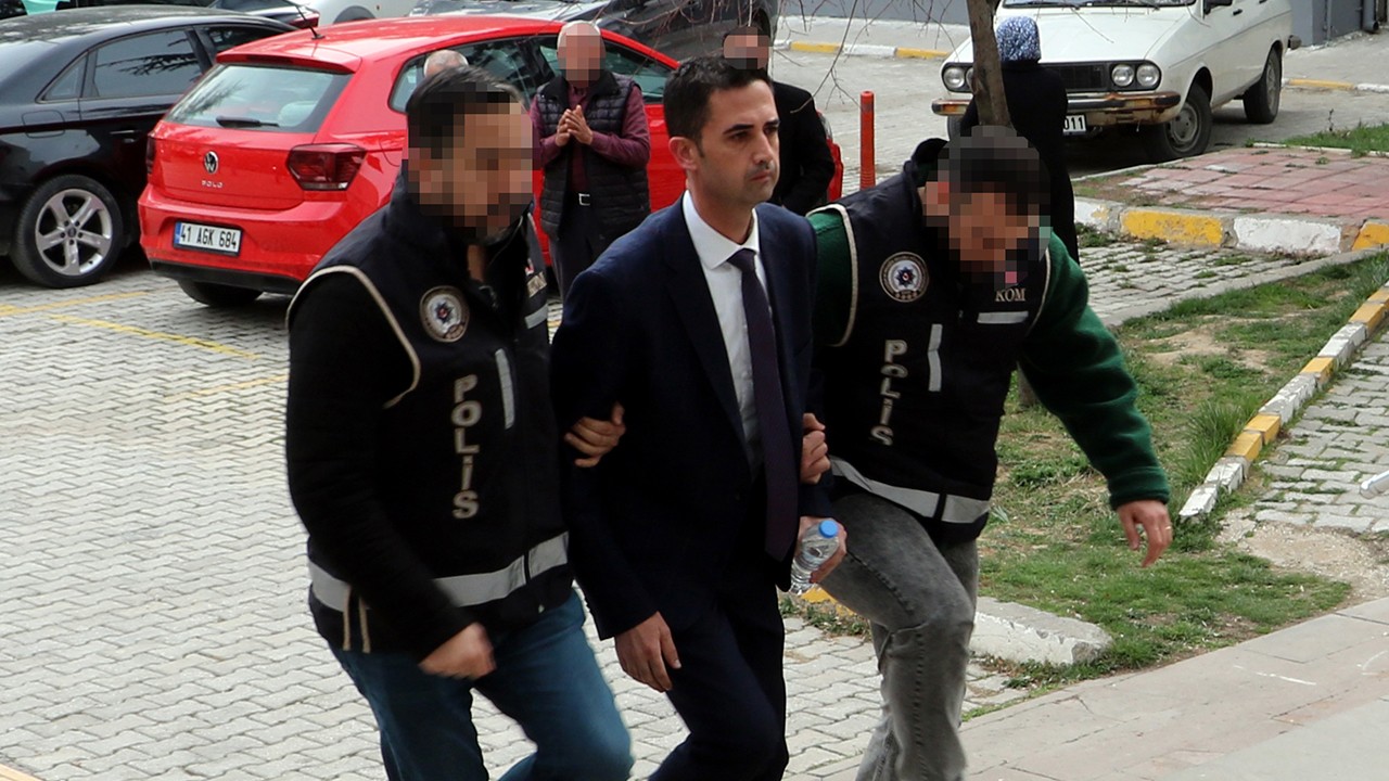 Belediye başkanı 'rüşvet' ve 'zimmet' suçlamasıyla tutuklandı