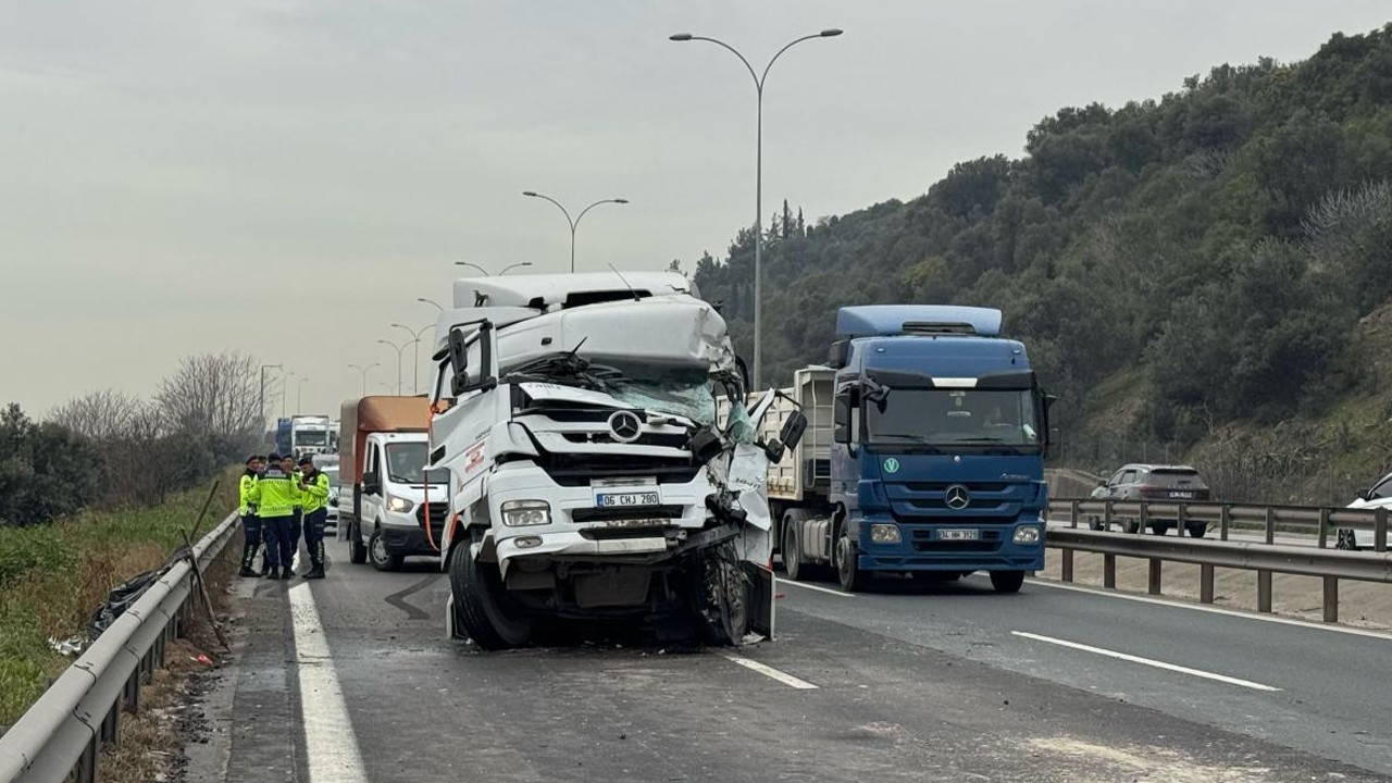 4 tırın karıştığı zincirleme trafik kazası ulaşımı aksattı