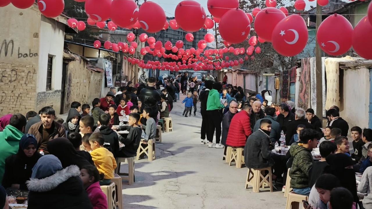 Konyalı hayırsever işadamı "Sokak İftarı" düzenledi