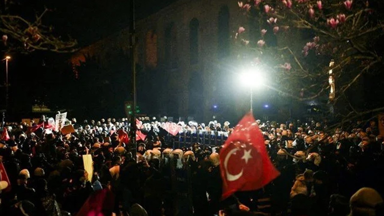 Gösterileri takip ederken tutuklanan gazetecilere tahliye