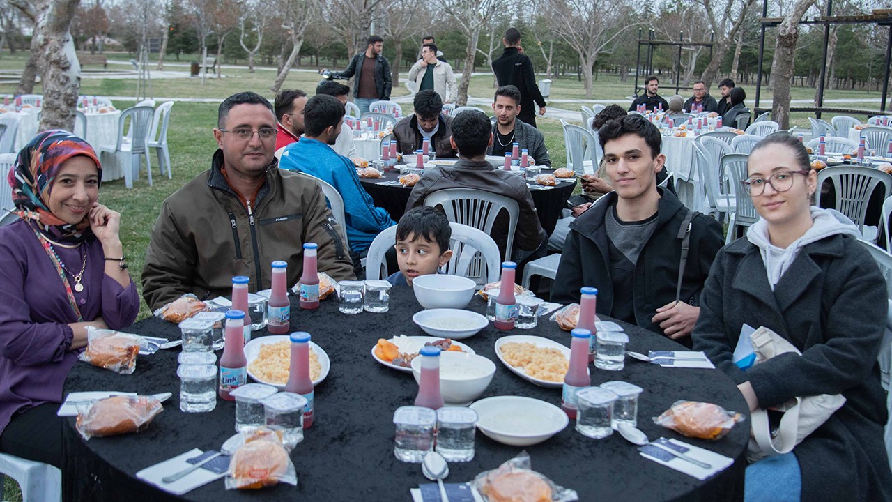 Selçuk Üniversitesi'nde depremzede ve engelli öğrenciler, iftar programında ağırlandı