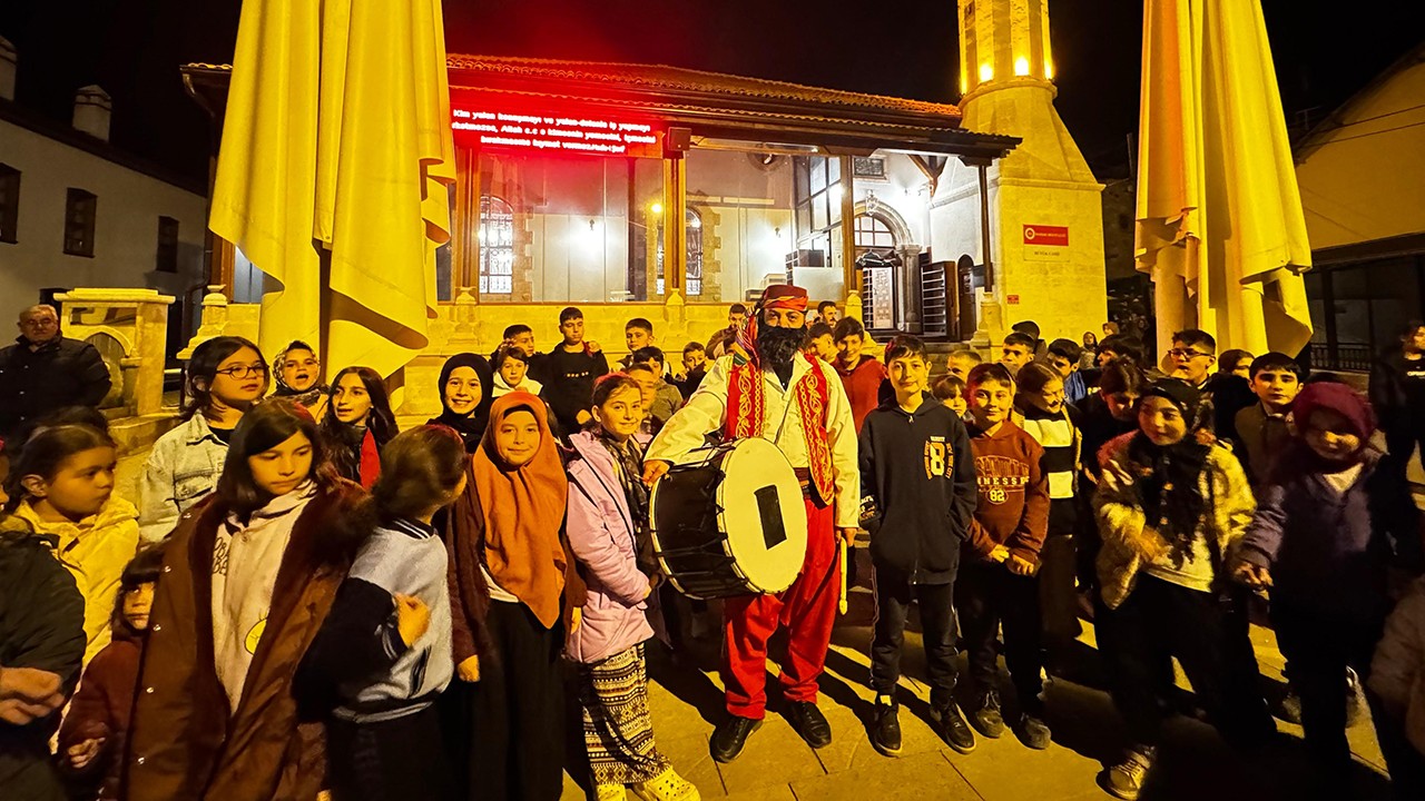 Bozkır'da çocuklara Teravih namazı sonrası geleneksel Ramazan eğlencesi
