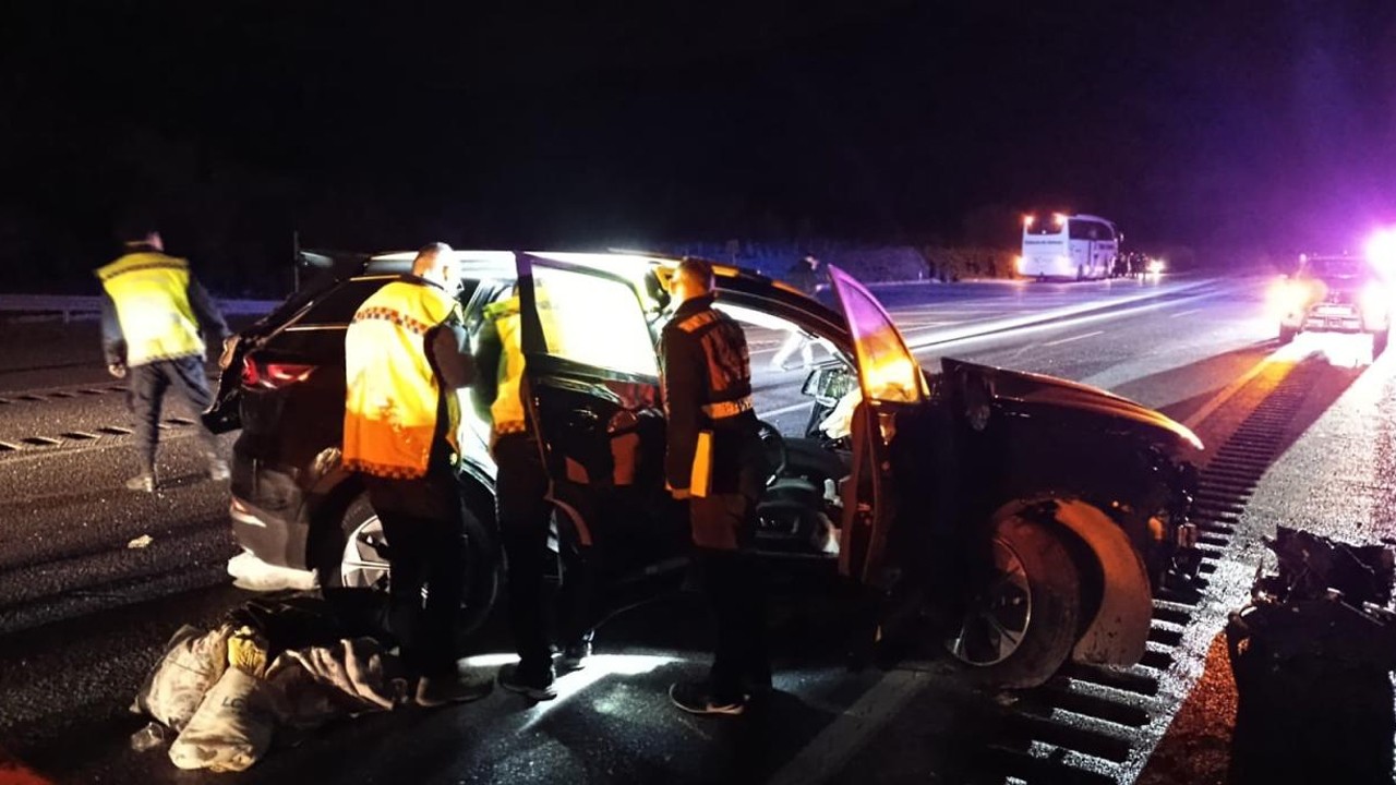 Yolcu otobüsü ile otomobilin çarpıştığı kazada 10 kişi yaralandı