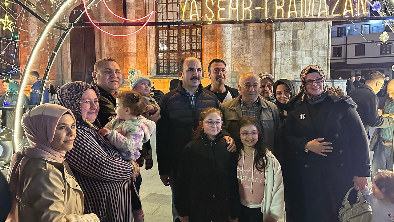 Başkan Altay iftar öncesi ve teravih sonrası Konyalılarla buluştu