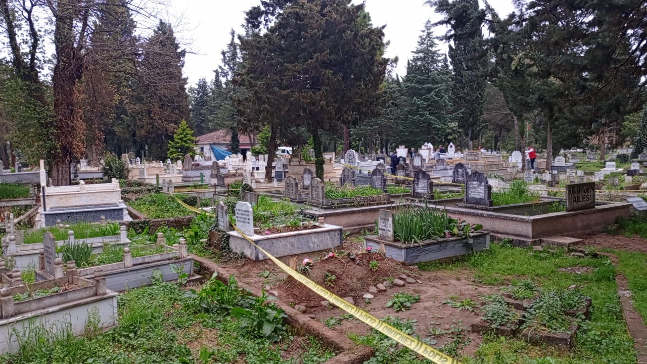 Mezarlık ziyaretinde iki aile birbirine girdi: 4 yaralı