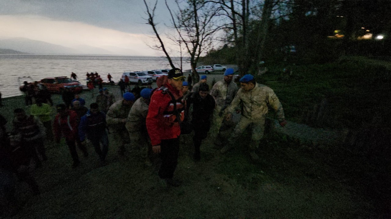 Kum fırtınasında Sapanca Gölü'nde kaybolan Kaan Ege'nin cansız bedenine ulaşıldı