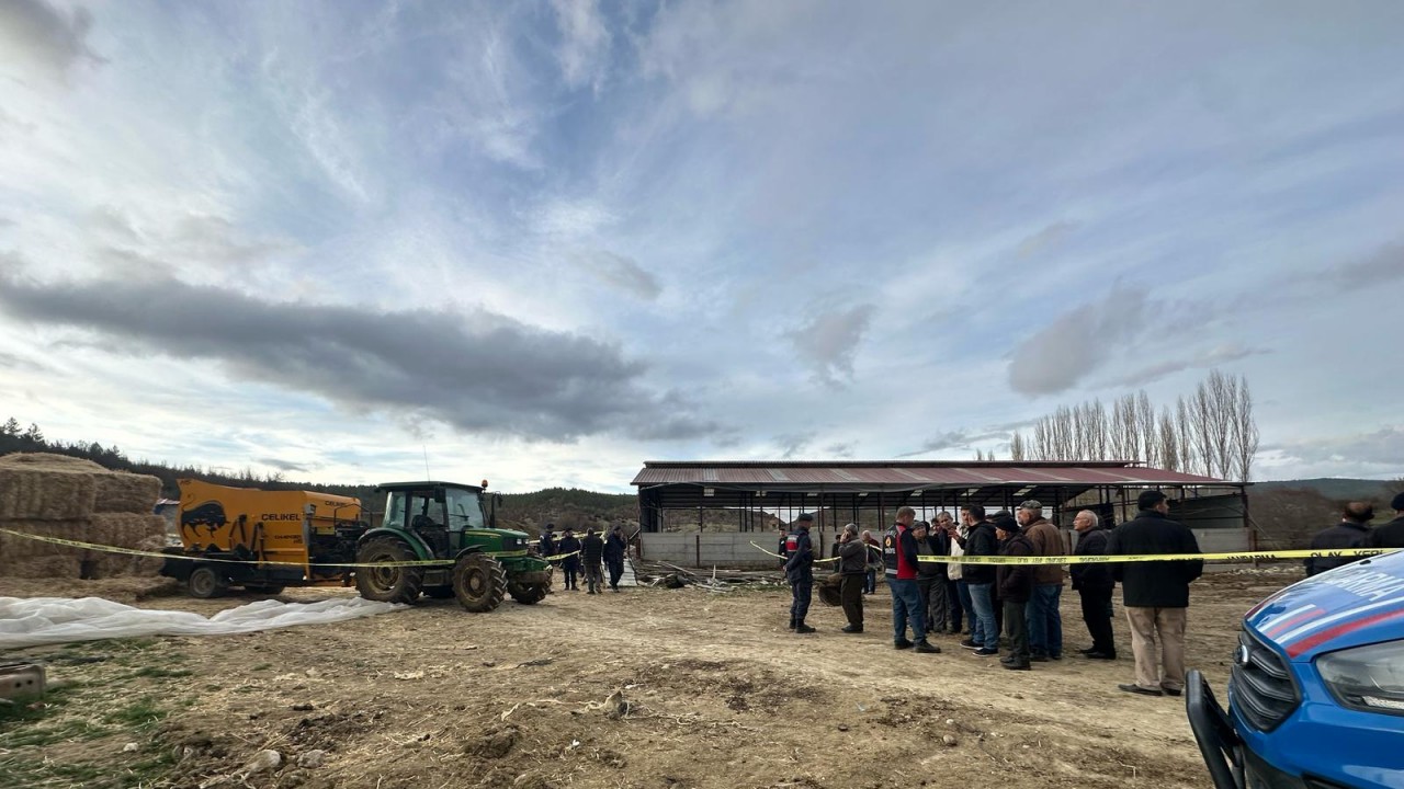 Yem karma makinesine düşen kişi öldü