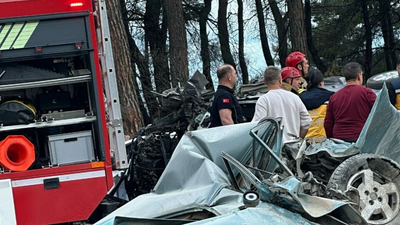 4 otomobilin karıştığı zincirleme kazada 2 kişi öldü, 11 kişi yaralandı