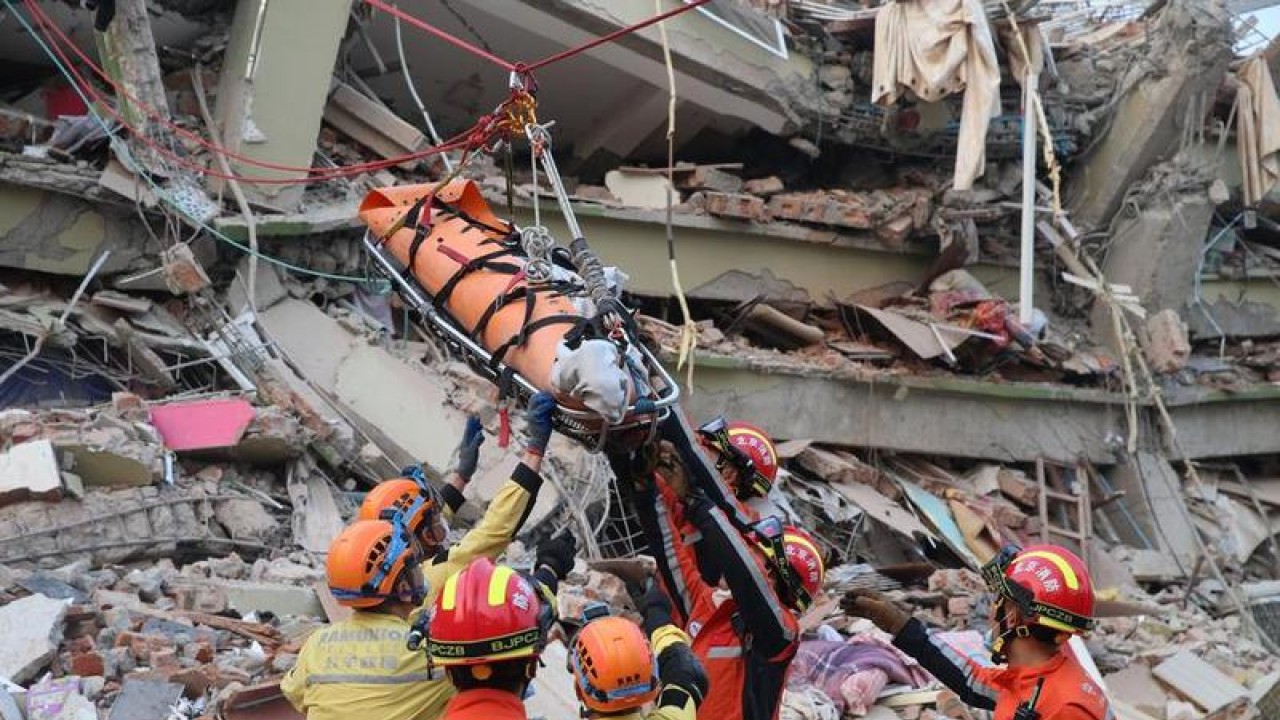 Depremden 60 saat sonra enkazdan sağ çıkarıldı