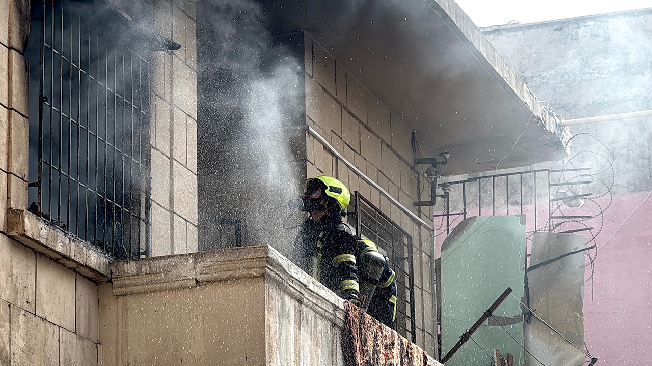 Evini ateşe veren kişi, itfaiye ekiplerine sopayla saldırdı