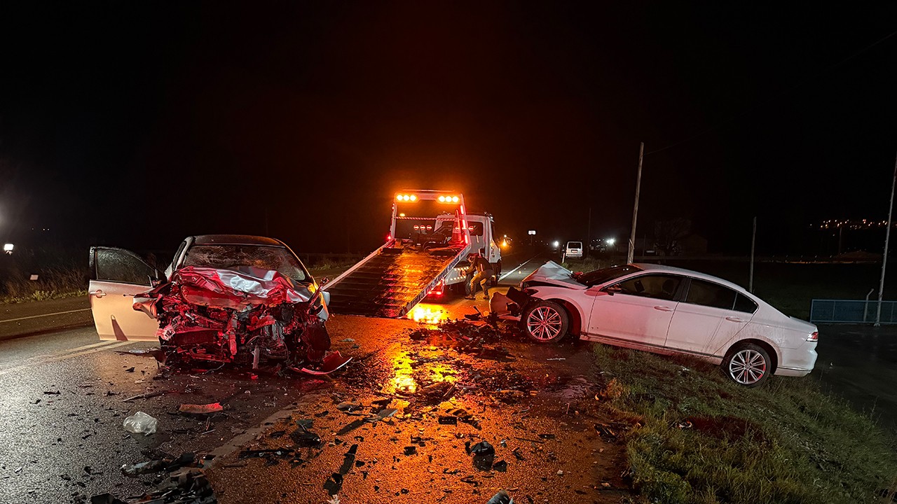 Bayramın 2'nci günü feci kaza... İki otomobil kafa kafaya çarpıştı: 3 ölü, 1 yaralı