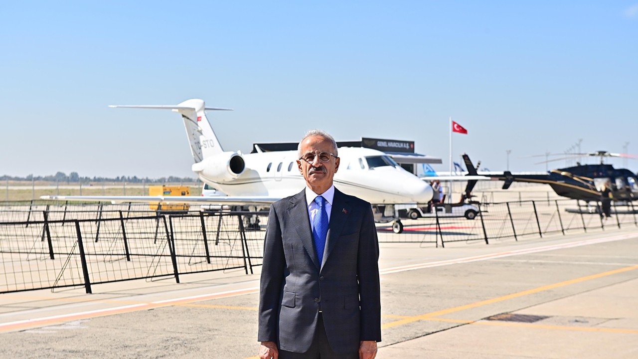 Bakan Uraloğlu: Hava yolunda yolcular talep ve şikayetlerini çevrim içi iletebilecek