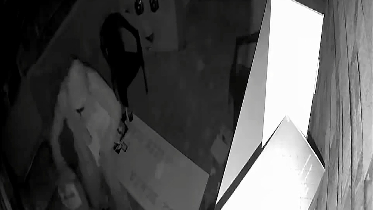 Balyozla duvarı kırıp, iş yerine girdi; 650 bin lira değerinde eşya çalıp kaçtı