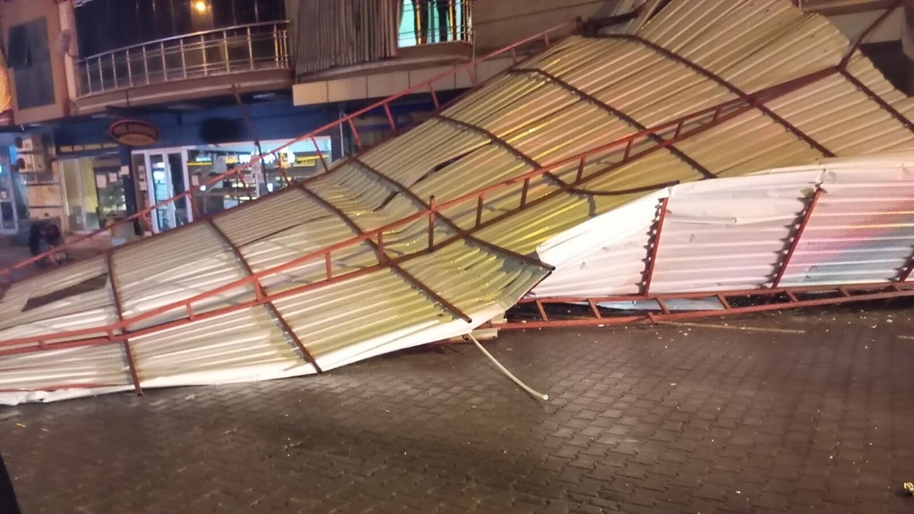 Kuvvetli rüzgar çatıları uçurdu, ağaçları devirdi