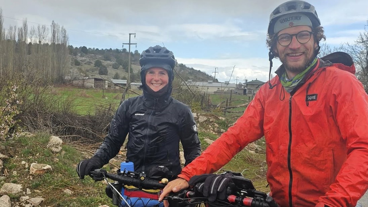 Fransa'dan bisikletle tura çıkan çift Beyşehir'de mola verdi