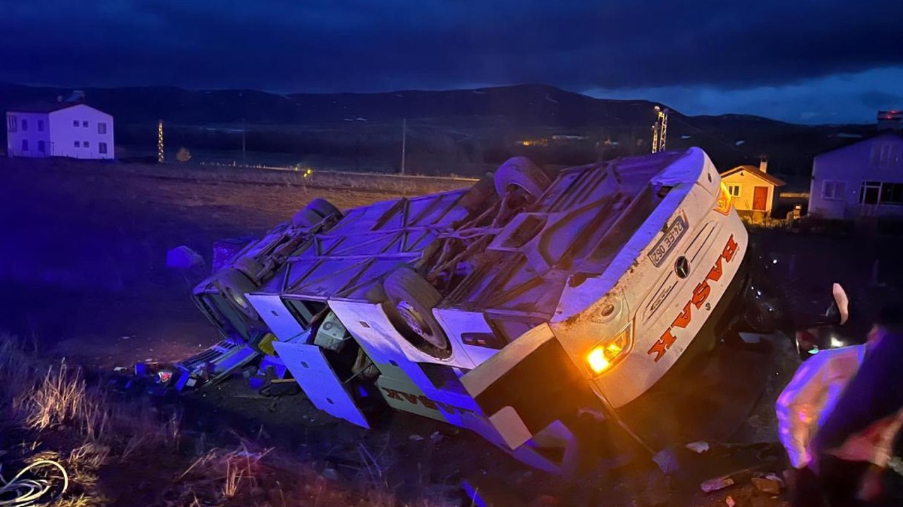Yolcu otobüsü devrildi: 2 ölü, 23 yaralı