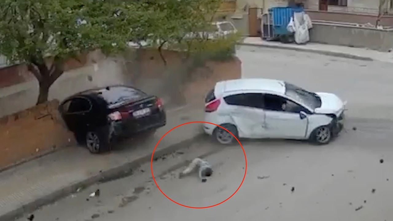 İki otomobil çarpıştı, küçük çocuk camdan fırladı: O anlar kamerada