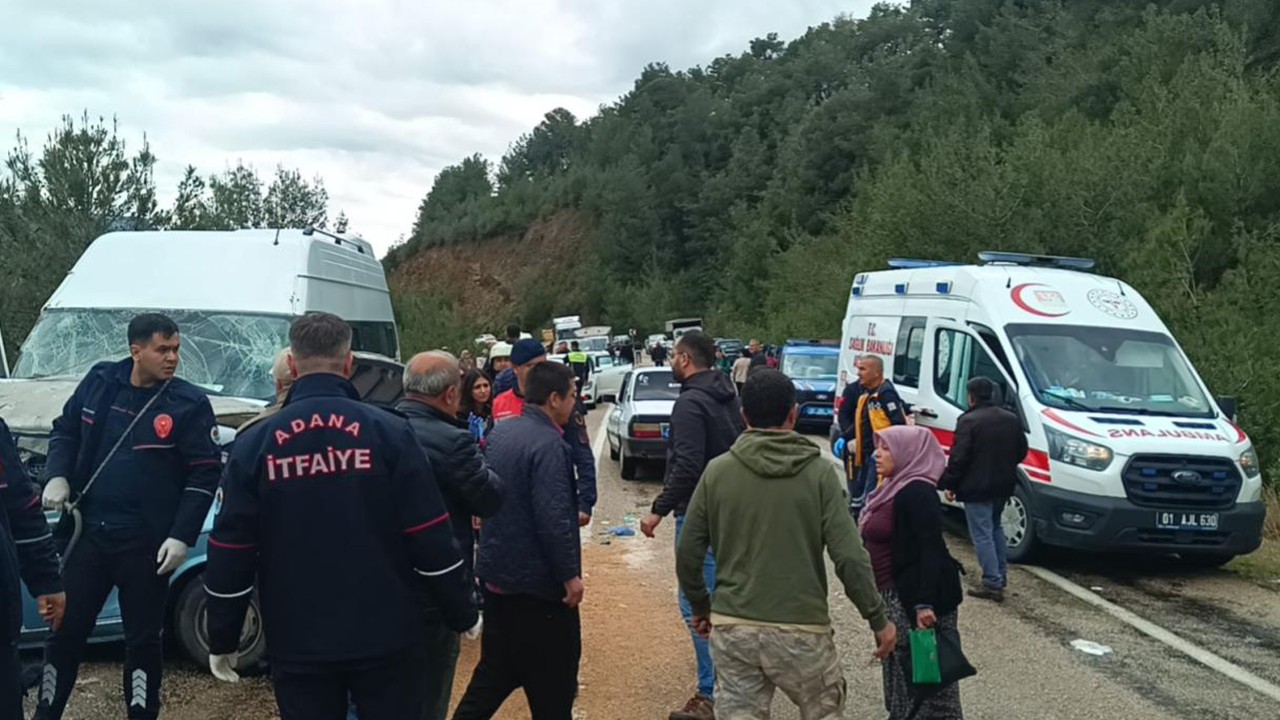 Otomobil ile minibüs çarpıştı: 3'ü çocuk 5 ölü