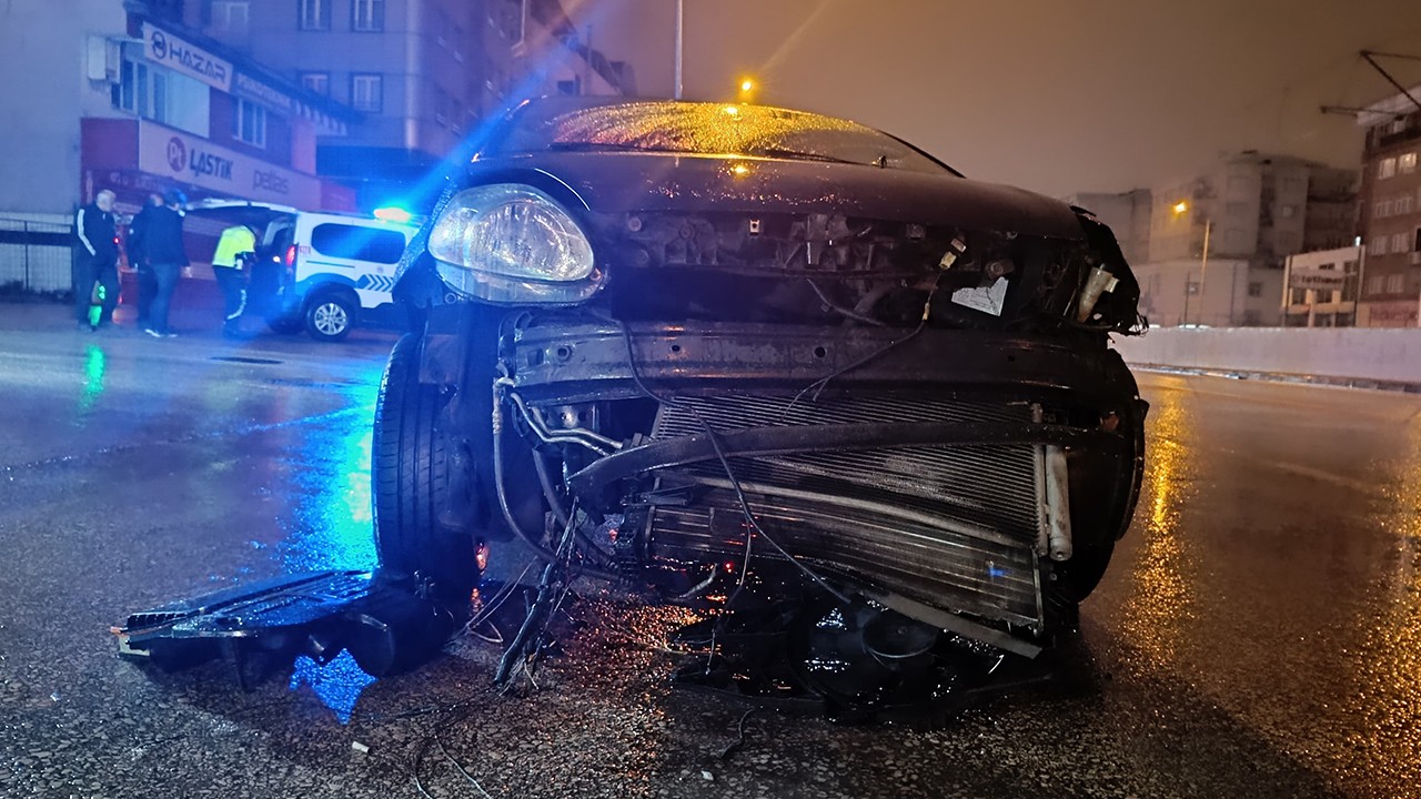 Kaza sonrası yolda güvenlik önlemi alan polise kamyonet çarptı