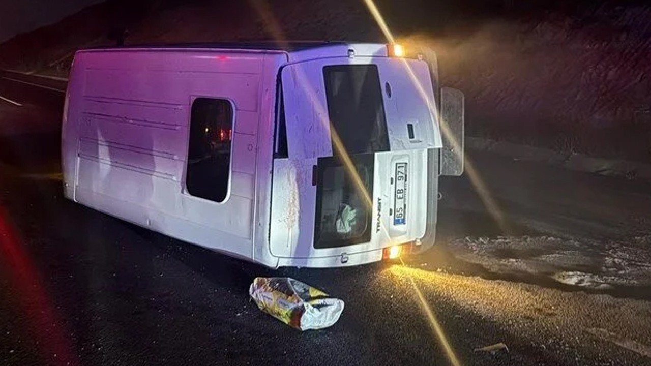 Taziyeden dönenleri taşıyan minibüs takla attı: 1 ölü, 10 yaralı