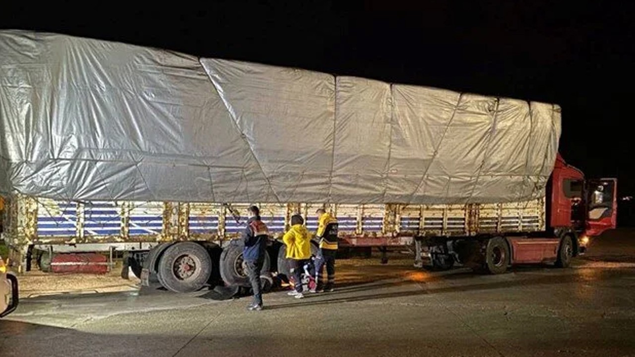 Tamir etmeye çalıştığı TIR'ın altında kaldı, hayatını kaybetti
