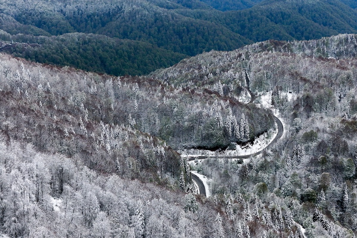 İlkbahar’da karla kaplanan Çam Dağı havadan görüntülendi