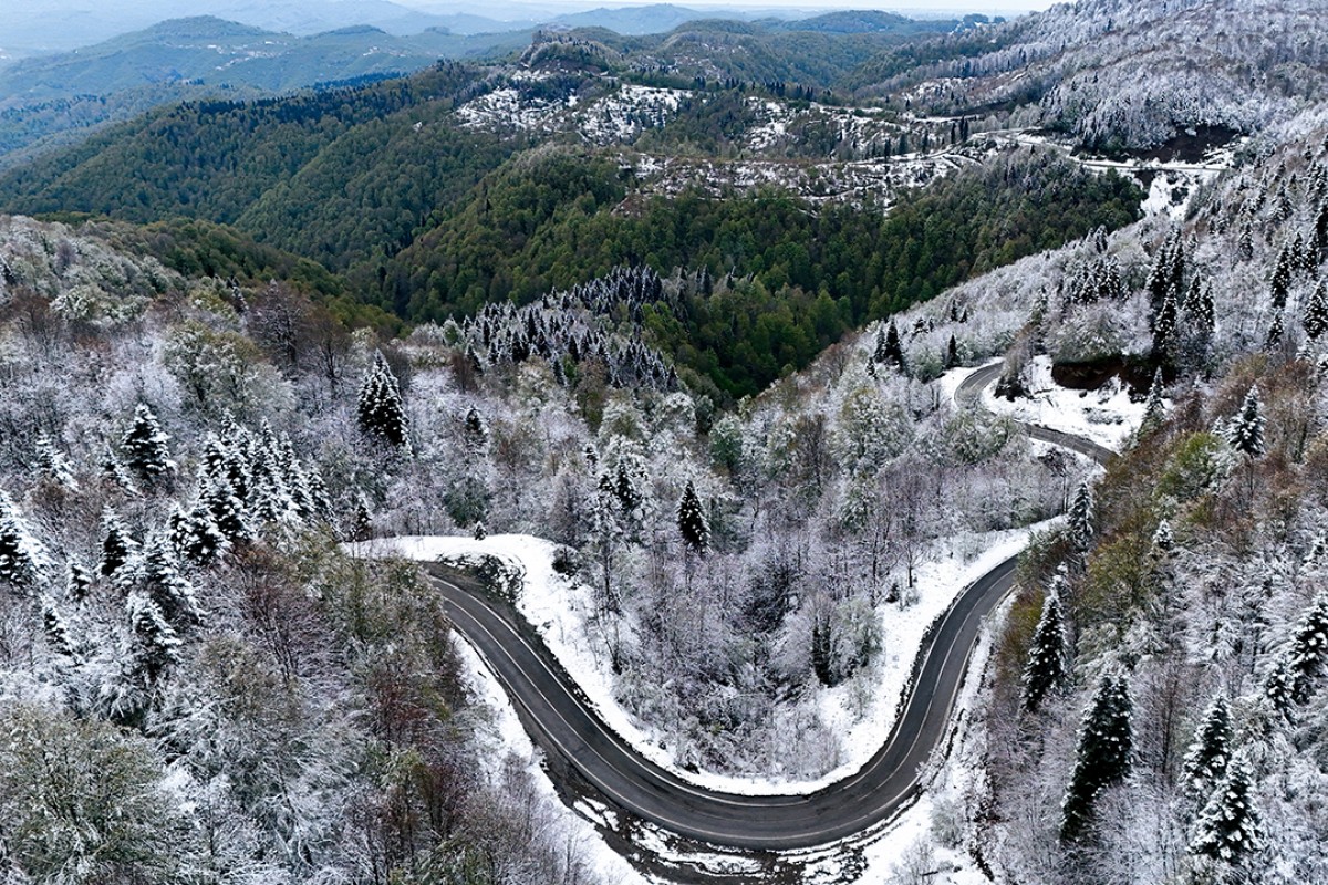 İlkbahar’da karla kaplanan Çam Dağı havadan görüntülendi