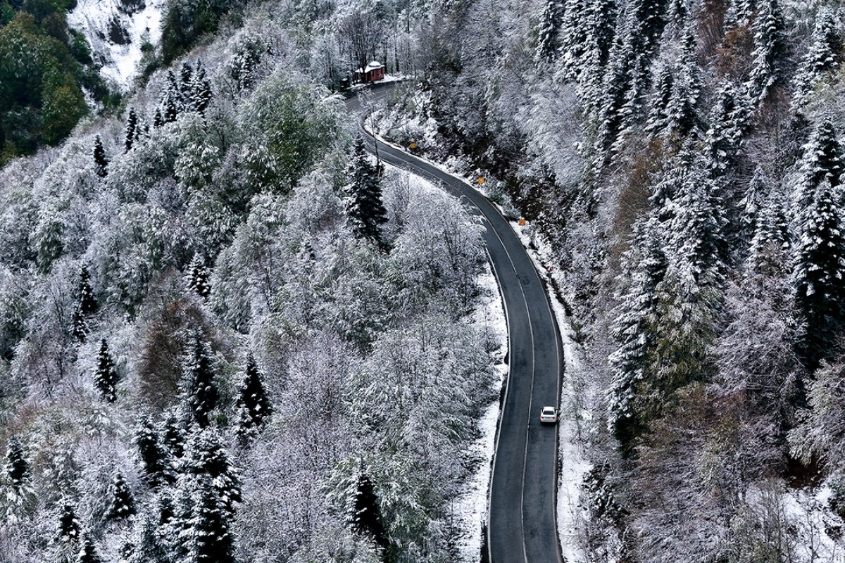İlkbahar’da karla kaplanan Çam Dağı havadan görüntülendi