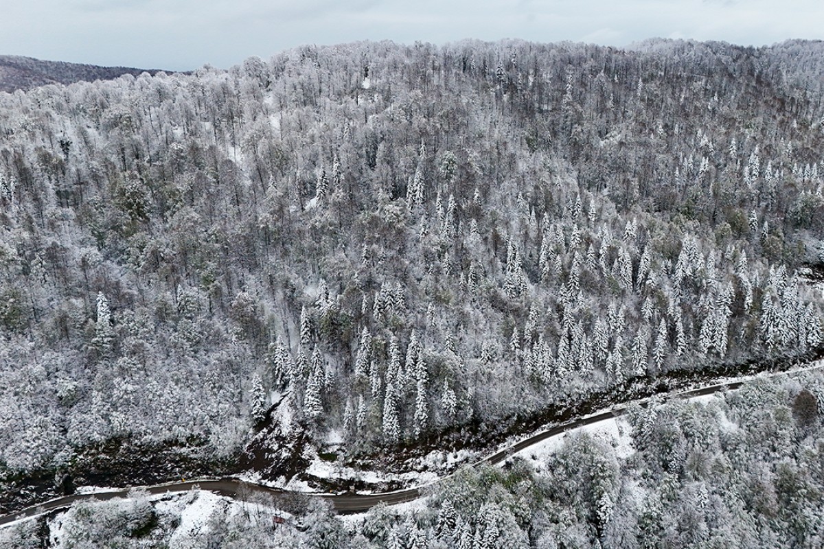 İlkbahar’da karla kaplanan Çam Dağı havadan görüntülendi