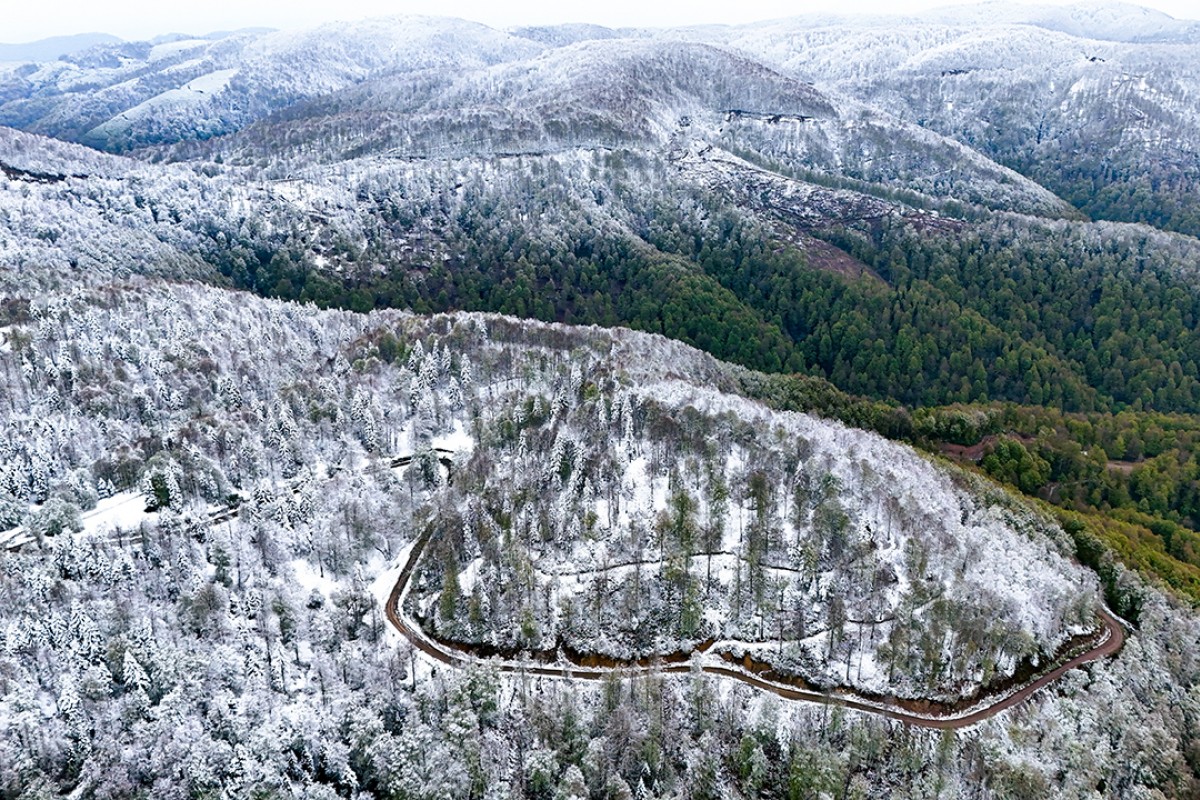 İlkbahar’da karla kaplanan Çam Dağı havadan görüntülendi