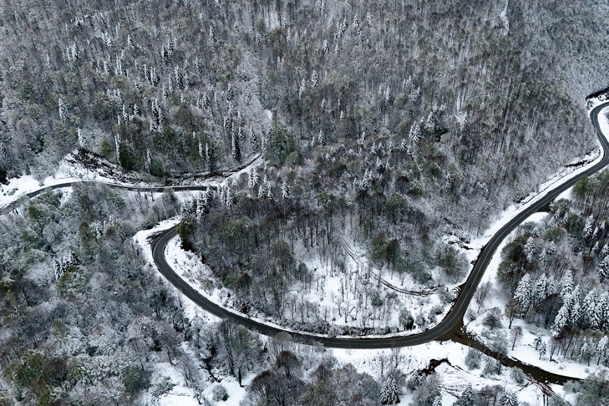 İlkbahar’da karla kaplanan Çam Dağı havadan görüntülendi
