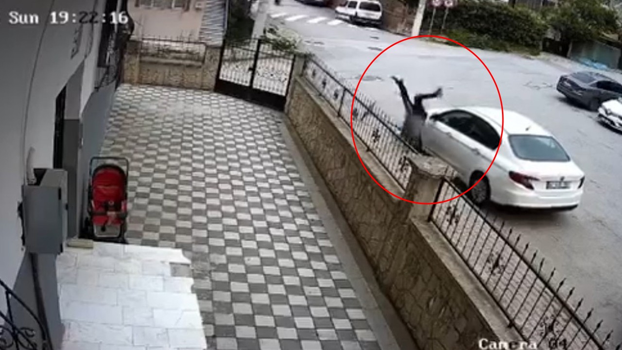 Otomobile çarptı, kaçarken scooterını unuttu! O anlar kamerada