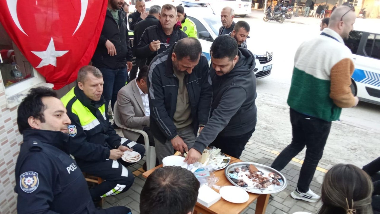 Kavga ihbarına gelen polis ekiplerine pastalı kutlama