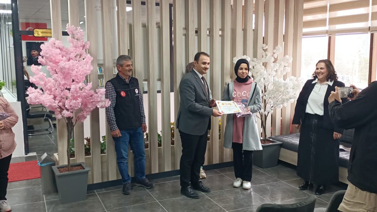 Hüyük'te kitap okuyanlar ödüllendirildi