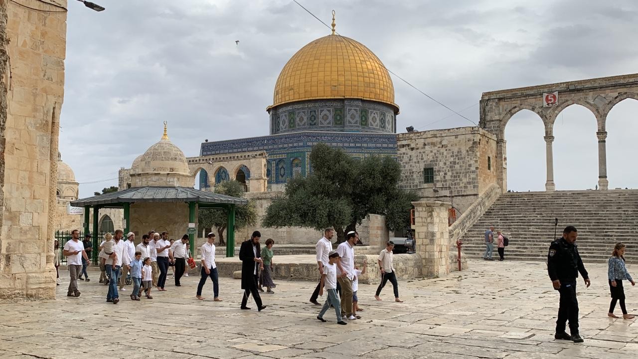 İşgalci İsrailliler Mescid-i Aksa'ya baskın düzenledi