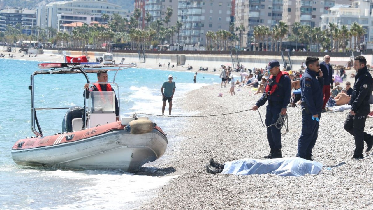 Elbiseleriyle girdiği denizde boğuldu