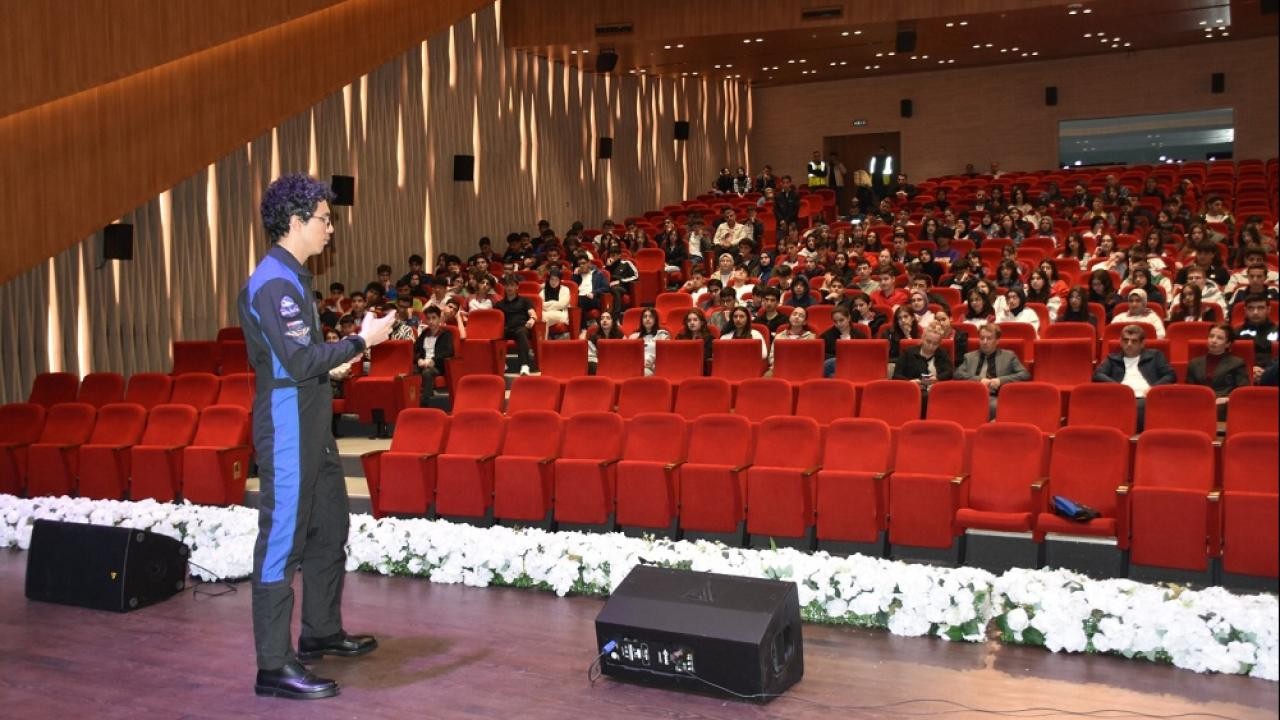 Türk Astronot Atasever, öğrencilerle bir araya geldi