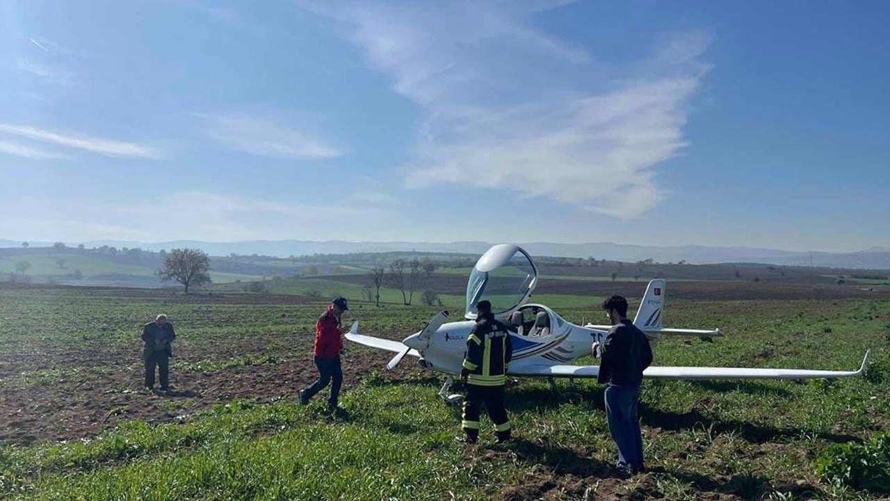 Eğitim uçağı tarlaya zorunlu iniş yaptı