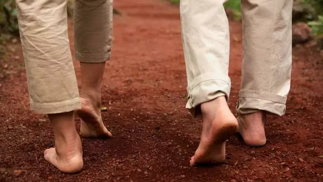 Günde 10 dakika yeterli! Çıplak ayakla toprağa basmak bakın nelere iyi geliyormuş...