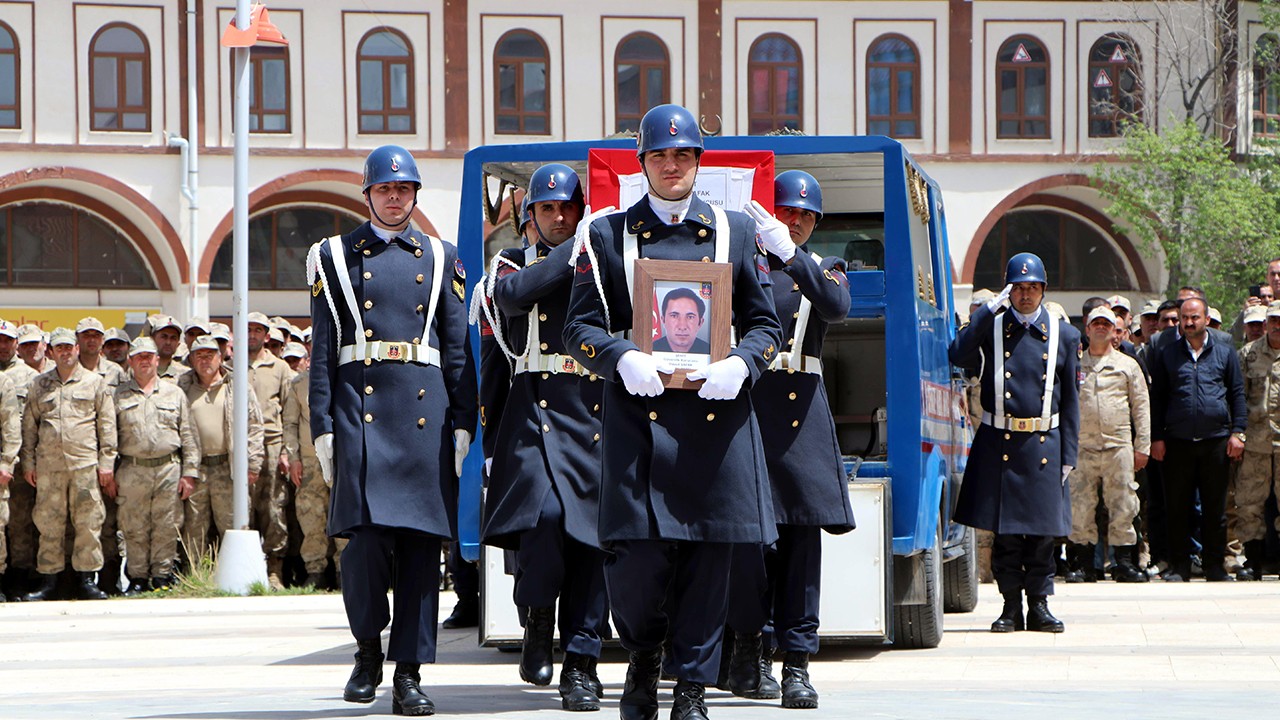 Şehit güvenlik korucusu son yolculuğuna uğurlandı