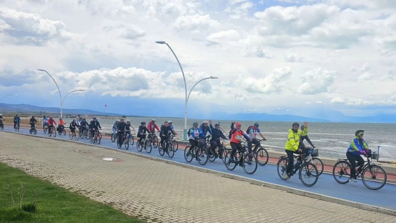 Beyşehir Gölü'nde yaşanan şiddetli kuraklığa dikkat çekmek için pedal çevirdiler