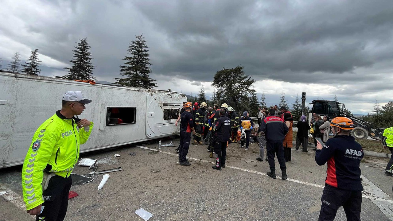 Yağış nedeniyle yolcu midibüsü devrildi: 16 yaralı