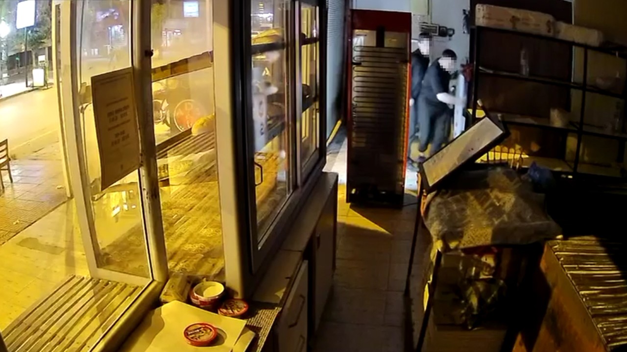 Hafif ticari araçtan, fırına silahla ateş etti